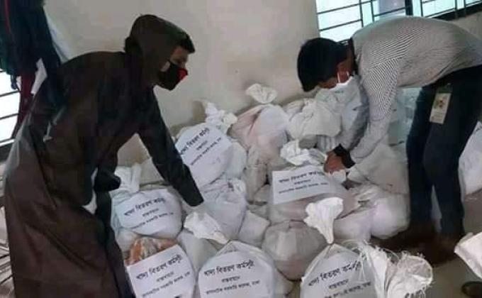 ত্রাণ বিতরণ