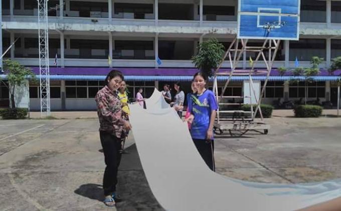 ลงสีพื้นหลังผ้าผะเวส 