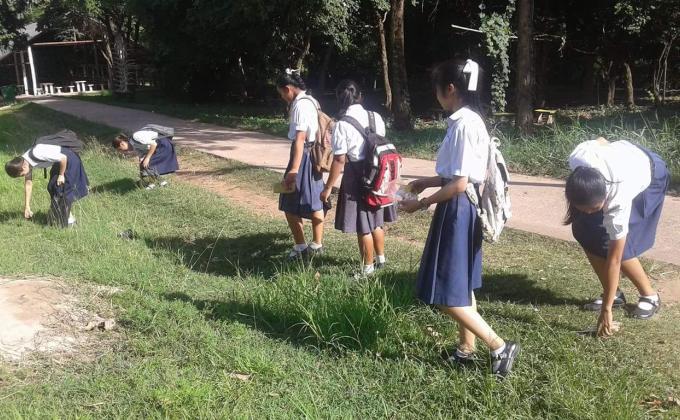 เก็บขยะบริเวณโรงเรียนเจียงทองพิทยาคม