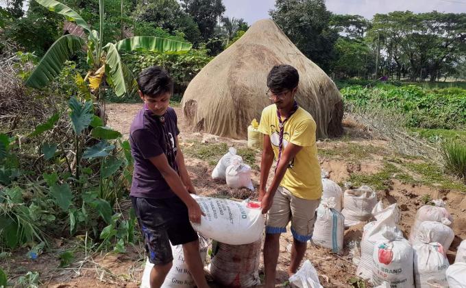 বাধ নির্মাণ কাজে অংশগ্রহণ 