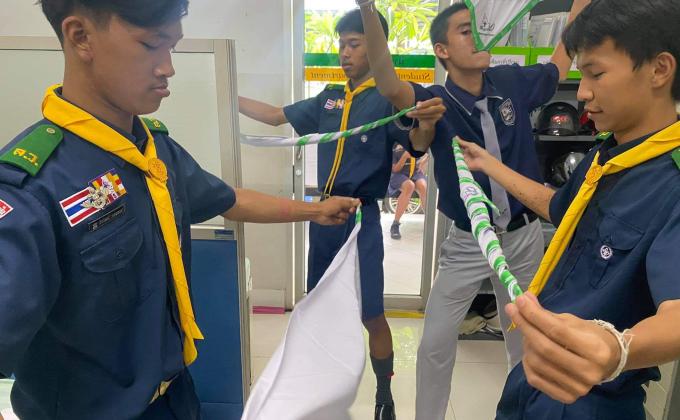 จิตอาสาผูกผ้าพันคอให้ลูกเสือรุ่นน้อง