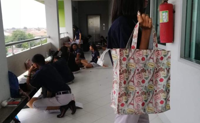 ถือของให้อาจาร