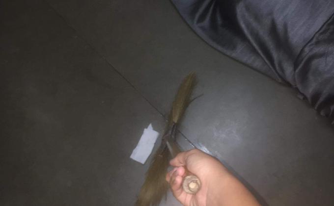 กวาดขยะในห้องนอน