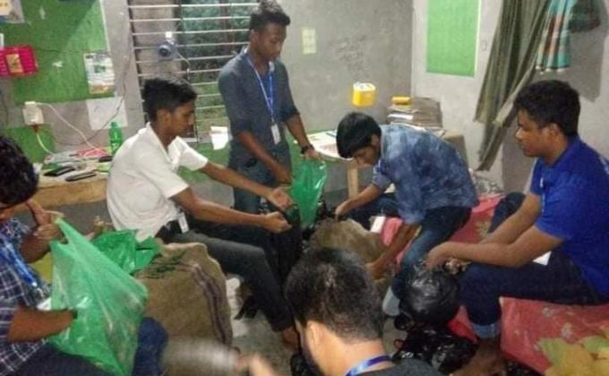 বন্যাত্রদের মাঝে ত্রান বিতরন 