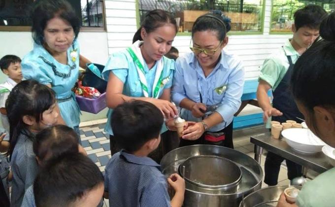 แจกไอติม