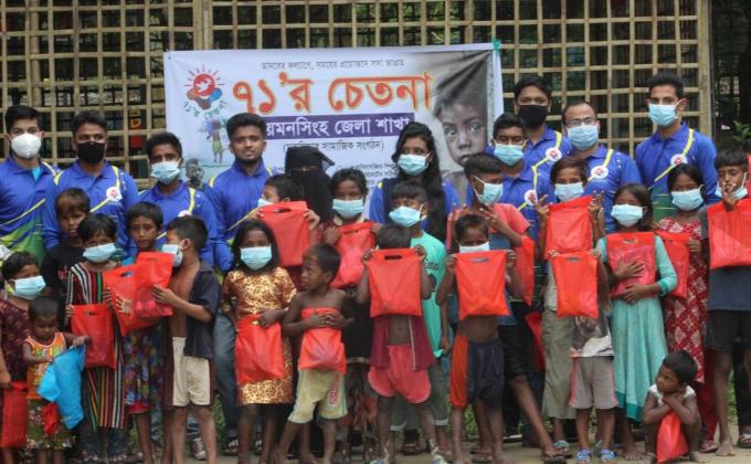 পথ শিশুদের ইদ উপহার বিতরণ 