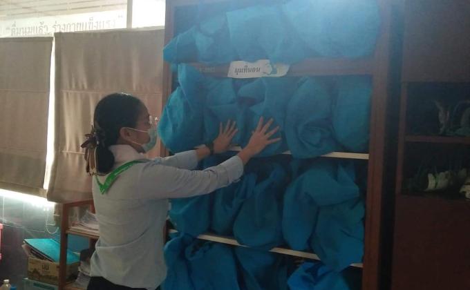 จิตอาสาจัดเก็บที่นอนให้นักเรียน