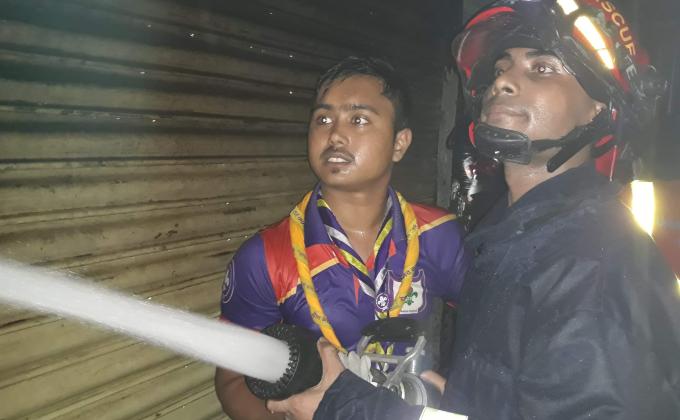২২/০৯/২০ ইং আনুমানিক রাত ১১.৪৫ মিনিটে চকবাজার বড় কাটারা জরির দোকানে অগ্নিকান্ডর ঘটনা ঘটে