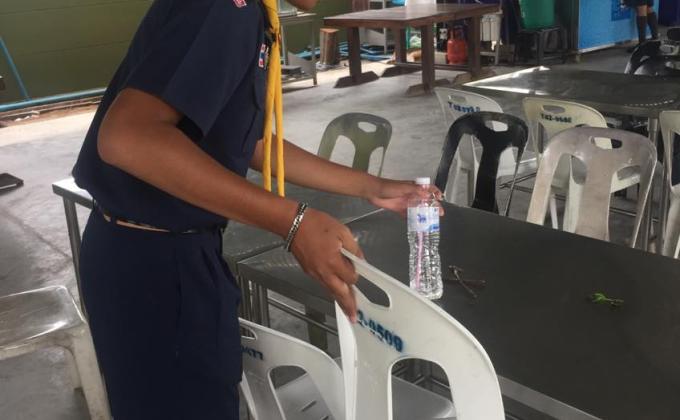 เก็บโต๊ะเก็บขยะโรงอาหารบลิเวณลอบโรงเรียน
