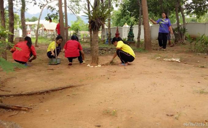 เก็บขยะทำความสะอาดวัด