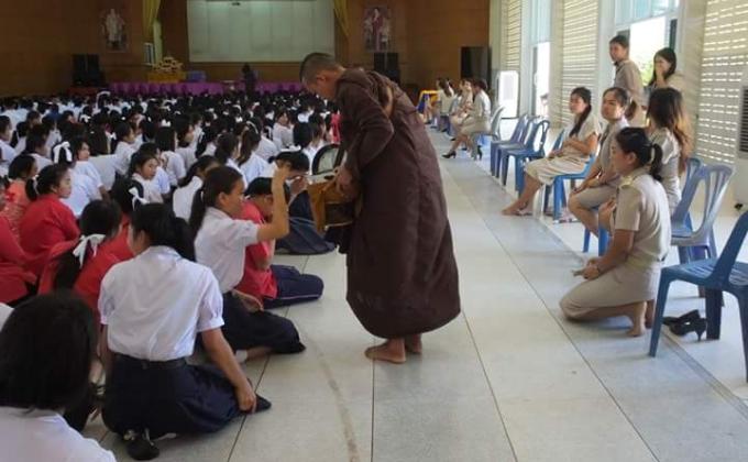 ร่วมทำบุญบริจาคเงินเพื่อซื้อหมวกกันน็อคให้กับชาวบ้าน