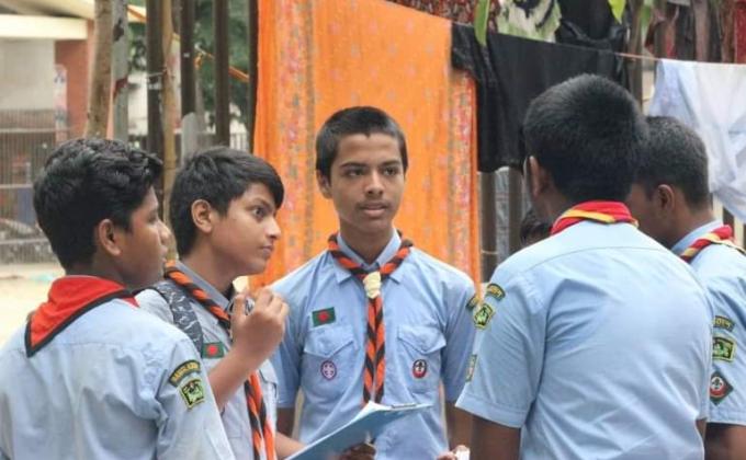 ডেঙ্গু নিরাময়ে জনসচেতনতা মূলক লিফলেট বিতরণ।