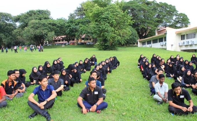 Ladam Kuda, Istiadat Menaikkan dan Menurunkan Bendera