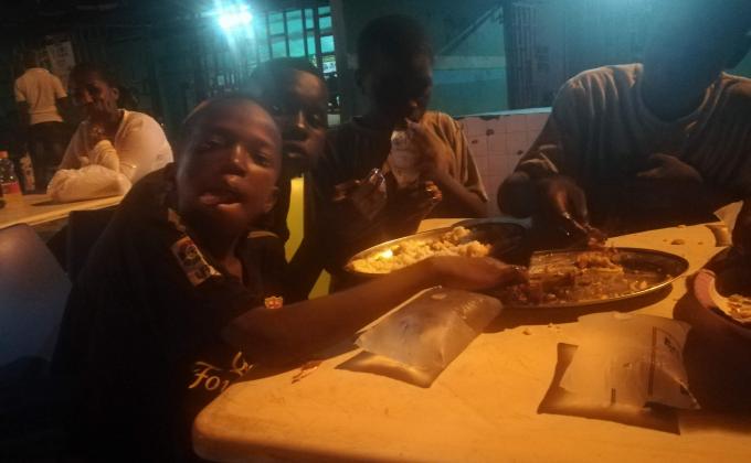 Les "Gantère Kids", les enfants de la rue laveurs de pare-brise (Le travail des enfants de la rue en Côte d'Ivoire)