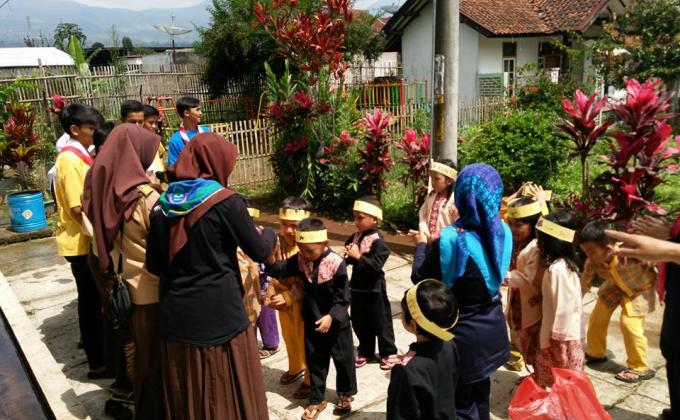Mendongeng dan Melakukan Aksi Plastic Hunter