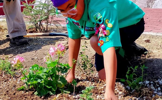 Estoy plantando un geranio que es una planta polinizadora dentro del jardín polinizador "Pukeena y sus amigos" que le brindara alimento a los animales polinizadores de la Sierra de Guadalupe