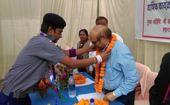 प्रादेशिक मुख्याउक्त एवं शिक्षा निदेशक "श्री अवध नरेश शर्मा", जी का स्वागत करते हुए।